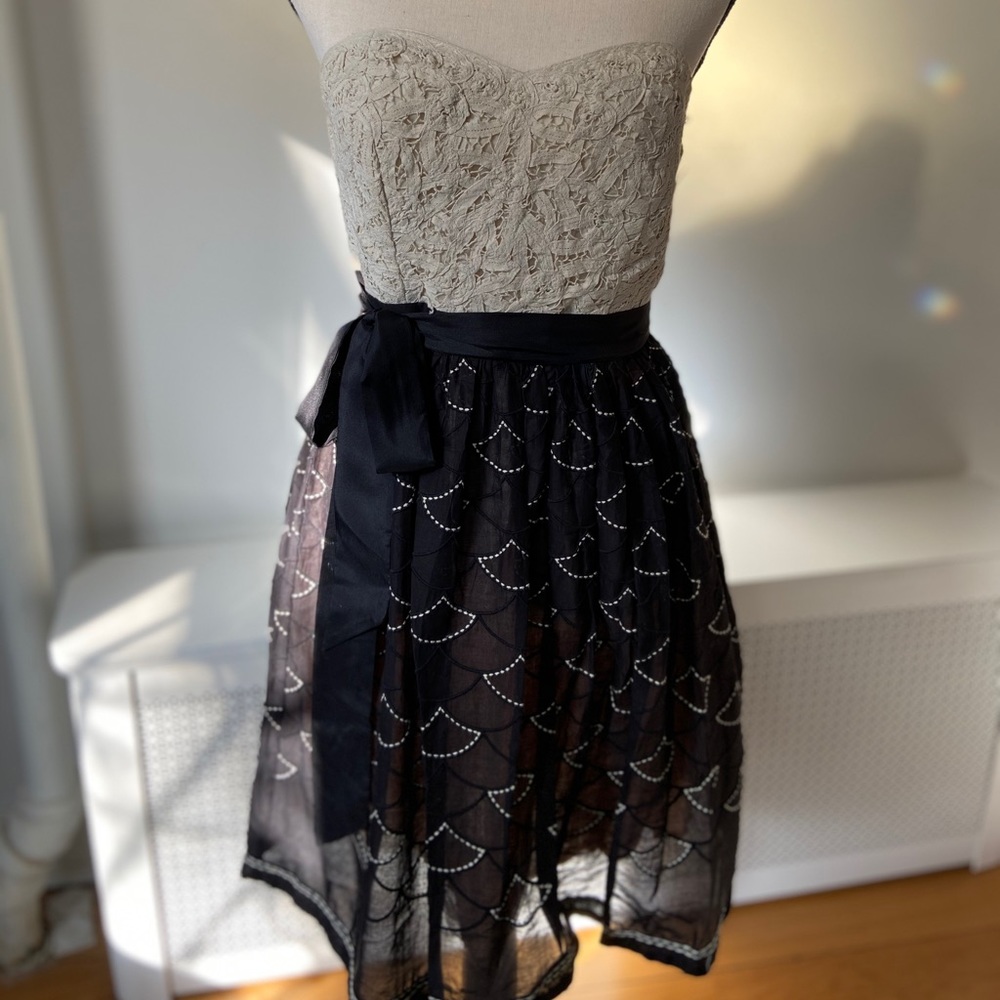 Charming strapless dress with gorgeous detailing